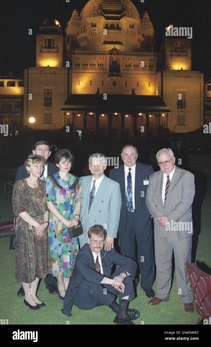 Indie Jodhpur 05.03.1994. Wizyta prezydenta RP Lecha Wa³êsy w Republice Indii. Pa³ac Umaid Bhavan. NZ. m.in. Rzecznik prasowy Prezydenta RP Andrzej Drzycimski (3P, stoi), sekretarz stanu w Kancelarii Prezydenta RP Andrzej Zakrzewski (P), podczas obiadu w ogrodzie pa³acowym. js PAP/Janusz Mazur Jodhupur, Indien, 05. März 1994. Der Sprecher des Präsidenten Andrzej Drzycimski (3R) und der Staatssekretär im Präsidentenamt Andrzej Zakrzewski (R) bei einem Abendessen in den Umaid Bhavan Palace Gardens in Jodhupur. Der polnische Präsident ist zu Besuch in Indien. PAP/JANUSZ MAZUR Stockfoto