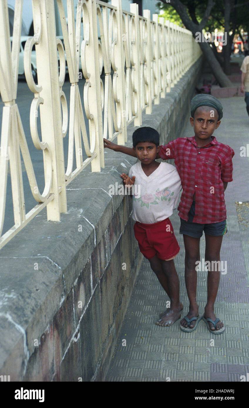 Indie Mumbai 06.03.1994. ¯ycie codzienne w Bombaju js PAP/Janusz Mazur Mumbai, Indien, 06. März 1994. Kinder auf einer Straße in Mumbai in Indien. PAP/JANUSZ MAZUR Stockfoto