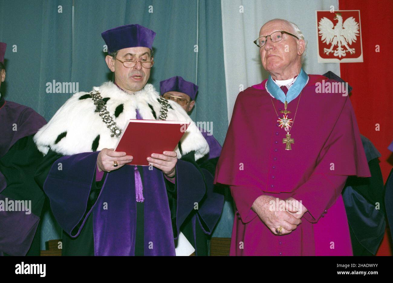 Warszawa 07.03.1994. By³y starokatolicki arcybiskup Utrechtsu Marinus Kok otrzyma³ tytu³ doktora teologii honoris causa Chrzeœcijañskiej Akademii Teologicznej (Chat) w Warszawie. NZ. rektor Chrzeœcijañskiej Akademii Teologicznej w Warszawie, BP Wiktor Wysoczañski (L) i abp Marinus Kok (P). js PAP/Maciej Belina Brzozowski Warschau, Polen, 07. März 1994. Rektor der Christlich-Theologischen Akademie in Warschau, Bischof Wiktor Wysoczanski (L) und Erzbischof Marinus Kok (R) bei einer Zeremonie, bei der Erzbischof Marinus Kok mit der Ehrendoktorwürde Honoris Causa von Christian Theological Acade geehrt wurde Stockfoto