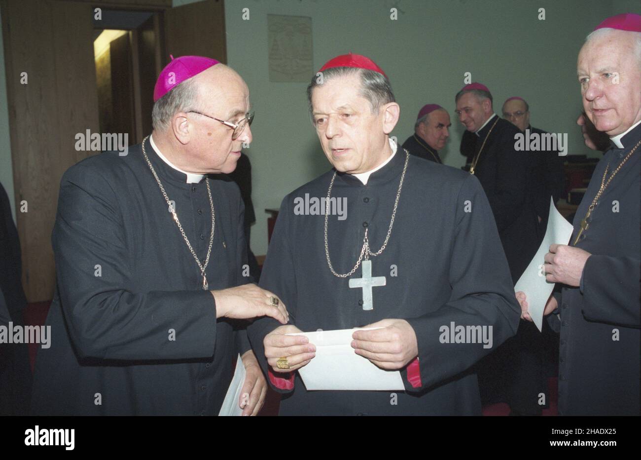 Warszawa 09.03.1994. 268. Zebranie plenarne Conferencji Episkopatu Polski. NZ. m.in. biskup diecezjalny w³oc³awski Bronis³aw Dembowski (L), prymas Polski kardyna³ Józef Glemp (C). js PAP/Andrzej Rybczyñski Warschau, Polen, 09. März 1994. Der polnische Primas Kardinal Jozef Glemp (2-L) und der Bischof von Breslau, Bronislaw Dembowski (L), auf der Plenarsitzung der Polnischen Bischofskonferenz 268th in Warschau. PAP/ANDRZEJ RYBCZYNSKI Stockfoto