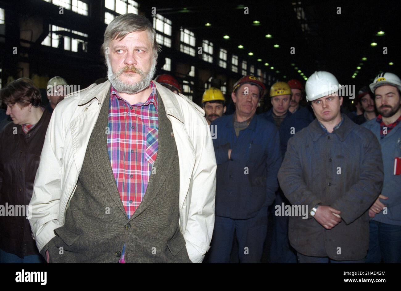 Warszawa 08.03.1994. Strajk pracowników Huty Lucchini Warszawa Sp. z o.o. (Huty Warszawa). Solidarnoœæ domaga siê rekompensaty wzrostu kosztów utrzymania oraz wprowadzenia w ¿ycie ustaw wynikaj¹cych z Paktu o Przedsiêbiorstwie Pañstwowym. NZ. m.in. przewodnicz¹cy Regionu Mazowsze NSZZ Solidarnoœæ (Niezale¿nego Samorz¹dnego Zwi¹zku Zawodowego Solidarnoœæ) Maciej Jankowski (na pierwszym planie). js PAP/Maciej Belina Brzozowski Warschau, Polen, 08. März 1994. Der Vorsitzende der Solidaritätsgewerkschaft Masovia Maciej Jankowski (2-L) trifft sich während eines Streiks in Lucchini Steelwor mit den Arbeitern Stockfoto