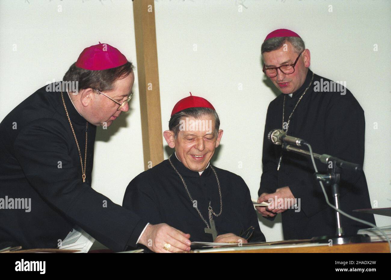 Warszawa 09.03.1994. 268. Zebranie plenarne Conferencji Episkopatu Polski. NZ. m.in. Prymas Polski kardyna³ Józef Glemp (2L), sekretarz generalny Conferencji Episkopatu Polski, BP Tadeusz Pieronek (P). js PAP/Andrzej Rybczyñski Warschau, Polen, 09. März 1994. Kardinal Jozef Glemp (C), Primas von Polen, und Generalsekretär der Konferenz des polnischen Episkopats, Bischof Tadeusz Pieronek (R), bei der Plenarsitzung der Konferenz des polnischen Episkopats 268th in Warschau. PAP/ANDRZEJ RYBCZYNSKI Stockfoto