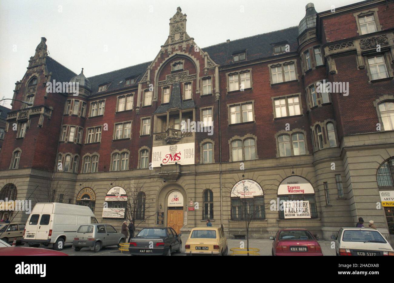 Katowice 18.03.1994. Jubileusz 70-lecia powstania Muzeum Œl¹skiego w Katowicach, które gromadzi pami¹tki kultury materialnej i duchowej wytworzone na Œl¹sku. NZ. gmach Muzeum Œl¹skiego Przy al Wojciecha Korfantego 3. mta PAP/Stanis³aw Jakubowski Katowice, Polen, 18. März 1994. Ein Gebäude des Schlesischen Museums, das 70th-jähriges Bestehen auf der Wojciech Korfanty Avenue in Katowice feiert. Das Museum präsentiert Erinnerungsstücke an die materielle und spirituelle Kultur der Region Schlesien. PAP/STANISLAW JAKUBOWSKI Stockfoto