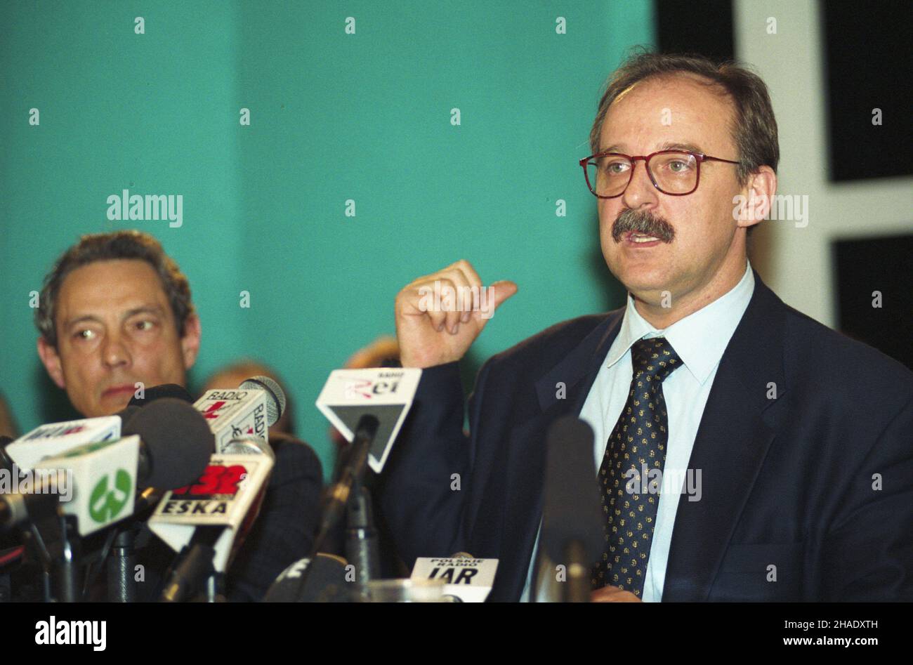 Warszawa 14.04.1994. Krajowa Rada Radiofonii i Telewizji nie przyzna³a koncesji ogólnopolskiej komercyjnej stacji telewizyjnej Polonia 1. Twórca tej telewizji, sardyñski biznesmen Nicola Grauso, zarzuci³ KRRiTV dyskryminowanie inwestorów zagranicznych. NZ. dyrektor biura prasowego grupy Grauso redakteur Jacek Pa³asiñski (P) na konferencji prasowej w siedzibie Polonii 1 przy ul. Marsza³kowskiej 3/5. mw PAP/Adam Urbanek Warschau, 14. April 1994. Der sardische Geschäftsmann Nicola Grauso, der Besitzer des kommerziellen Fernsehsenders Polonia 1, beschuldigte den Nationalen Rundfunkrat Polens der Diskriminierung Stockfoto