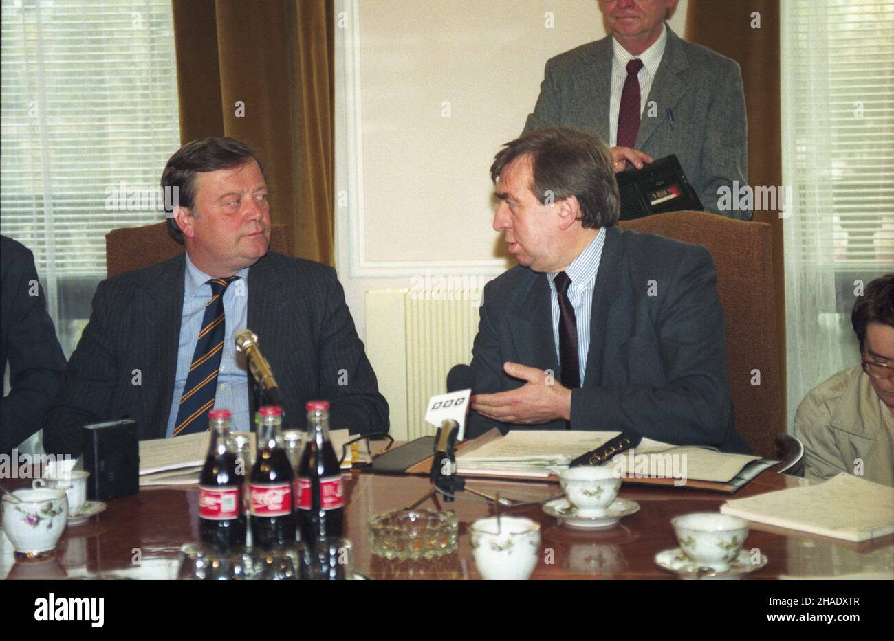 Warszawa 15.04.1994. W Polsce goœci³ Kanclerz Skarbu Wielkiej Brytanii Kenneth Clarke. Podczas rozmów w Ministerstwie Finansów ustalono, ¿e WB przeka¿e 75 mln. dolarów ze swego udzia³u w funduszu stabilizacyjnym na wsparcie prywatyzacji polskiego sektora bankowego. NZ. od lewej: Kanzlerz Skarbu WB K. Clarke, p.o. ministra finansów Henryk Chmielak. mw PAP/Adam Urbanek Warschau, 15. April 1994. Der britische Schatzkanzler Kenneth Clarke zu einem Besuch in polen. Während der Gespräche im Finanzministerium stimmte Großbritannien einer Zuweisung von 75 Millionen US-Dollar aus seinem Anteil am Stabilitätsfonds zu Stockfoto