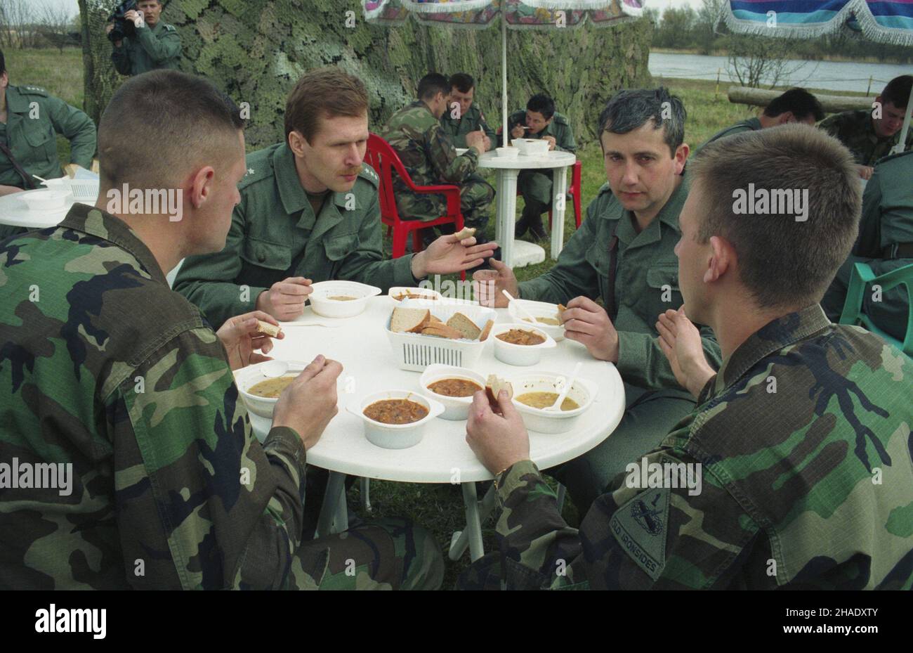 Stettin 19.04.1994. Wizyta amerykañskich ¿o³nierzy w 17 Batalionie Saperów 12 Dywizji Zmechanizowanej. Spotkanie odbywa siê w ramach programu Partnerstwo dla Pokoju (Partnerschaft für den Frieden), który okreœla szczególny rodzaj stosunków ³¹cz¹cych pañstwa cz³onkowskie NATO z krajami aspiruj¹cymi do Paktu Pó³nocnoatlantyckiego. uu PAP/Jerzy Undro Szczecin 19 April 1994. US-Soldaten besuchen das Sapper-Bataillon 17th der Mechanisierten Division 12th. Das Treffen fand im Rahmen des Programms „Partnerschaft für den Frieden“ statt, in dem besondere Beziehungen zwischen den NATO-Mitgliedstaaten und den Ländern definiert werden Stockfoto