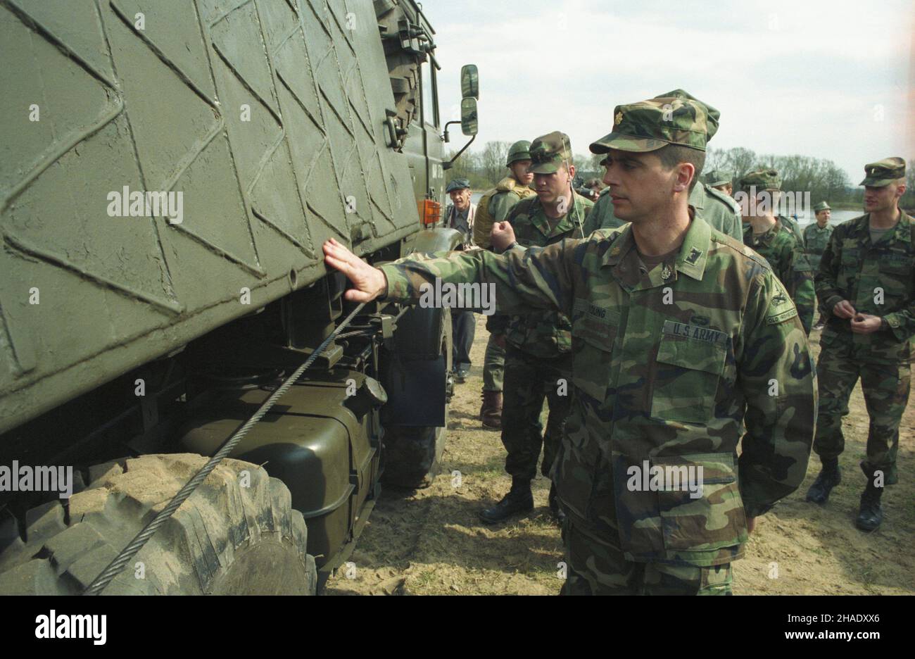 Stettin 19.04.1994. Wizyta amerykañskich ¿o³nierzy w 17 Batalionie Saperów 12 Dywizji Zmechanizowanej. Spotkanie odbywa siê w ramach programu Partnerstwo dla Pokoju (Partnerschaft für den Frieden), który okreœla szczególny rodzaj stosunków ³¹cz¹cych pañstwa cz³onkowskie NATO z krajami aspiruj¹cymi do Paktu Pó³nocnoatlantyckiego. uu PAP/Jerzy Undro Szczecin 19 April 1994. US-Soldaten besuchen das Sapper-Bataillon 17th der Mechanisierten Division 12th. Das Treffen fand im Rahmen des Programms „Partnerschaft für den Frieden“ statt, in dem besondere Beziehungen zwischen den NATO-Mitgliedstaaten und den Ländern definiert werden Stockfoto