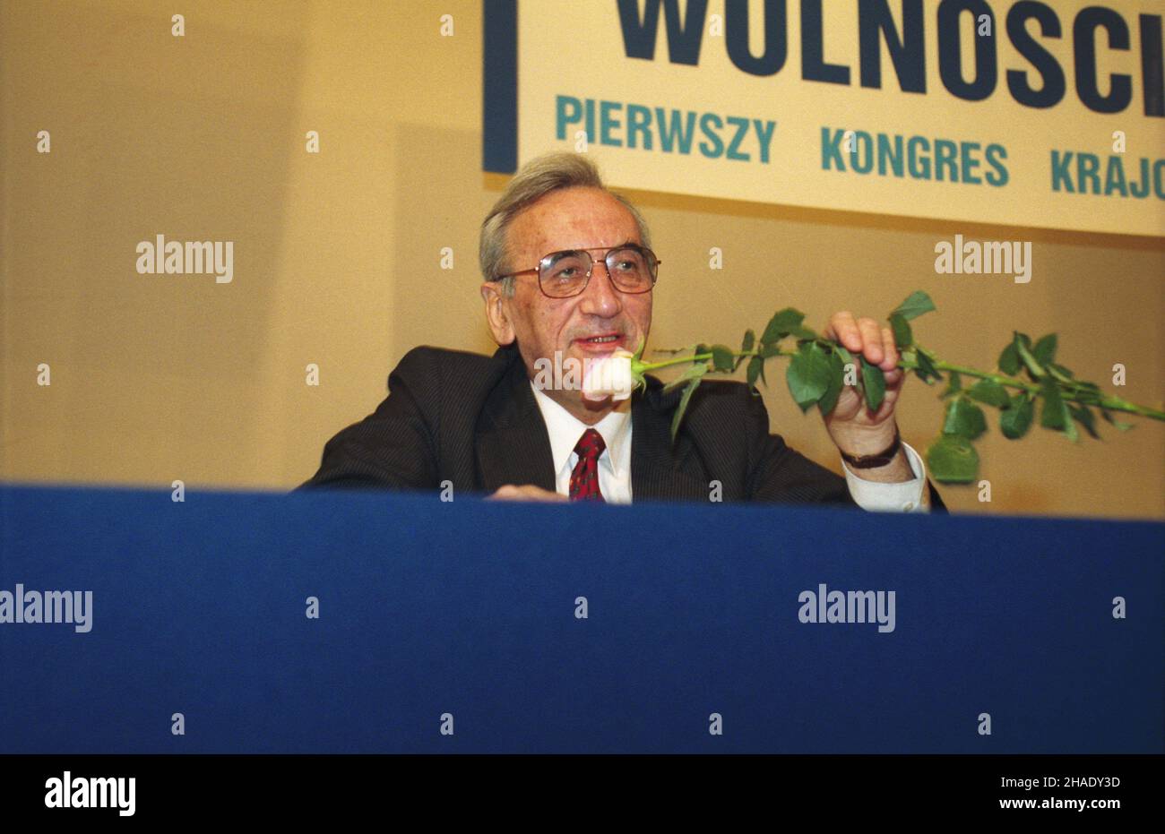 Warszawa 24.04.1994. Pierwszy Kongres Krajowy Unii Wolnoœci (UW), ugrupowania powsta³ego podczas Kongresu Zjednoczeniowego Unii Demokrazycznej (UD) i Kongresu Liberalno-Demokrazycznego (KLD), obrady 23-24 kwietnia. Wybory w³adz UW. NZ. przewodnicz¹cym nowego ugrupowania pod nazw¹ Unia Wolnoœci zosta³ przewodnicz¹cy UD Tadeusz Mazowiecki. mw PAP/Adam Urbanek Warschau, 24. April 1994. Der erste Nationale Kongress der Freiheitsunion (UW), eine Gruppe, die während der vereinigungskongres der Demokratischen Union (UD) und des Liberal-Demokratischen Kongresses (KLD) gegründet wurde, fand am 23. Und 24. April statt. Stockfoto