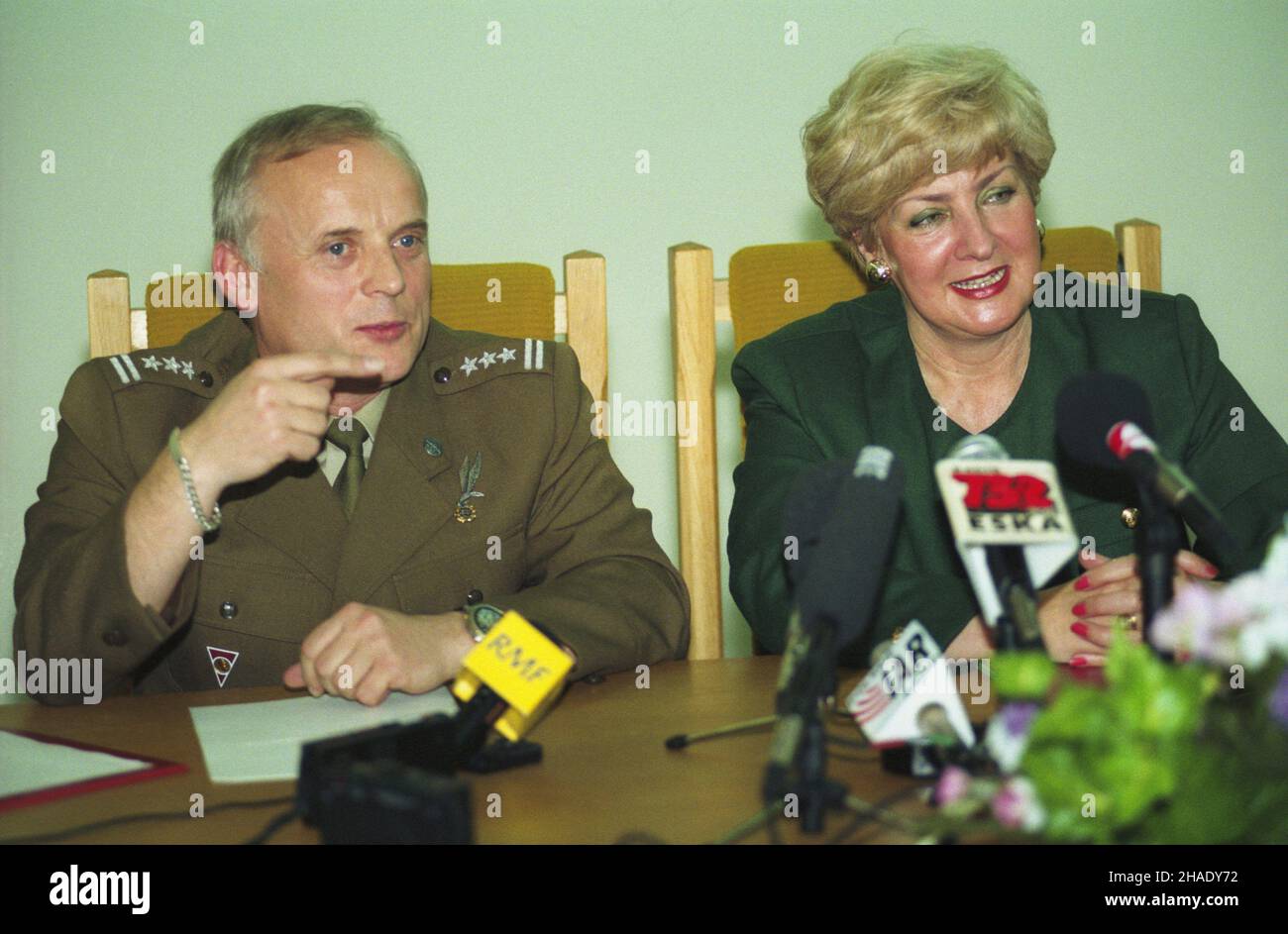 Warszawa 26.05.1994. Uroczystoœæ wrêczenia nominacji pos³ance Sojuszu Lewicy Demokraticznej (SLD) Danucie Waniek na wiceministra Ministerstwa Obrony Narodowej (MON), otrzymuje stanowisko podsekretarza stanu ds. kontaktów z paramentem. NZ. szef gabinetu MON p³k Witold Szymañski i Danuta Waniek na spotkaniu z dziennikarzami po otrzymaniu nominacji. mw PAP/Adam Urbanek Warschau, 26. Mai 1994. Die Zeremonie zur Übergabe der Nominierung für den stellvertretenden Verteidigungsminister an die Abgeordnete der Demokratischen Linken Allianz (SLD), Danuta Waniek. Waniek wird zum Unterstaatssekretär für die Kontakte zum parlament ernannt. Pi Stockfoto