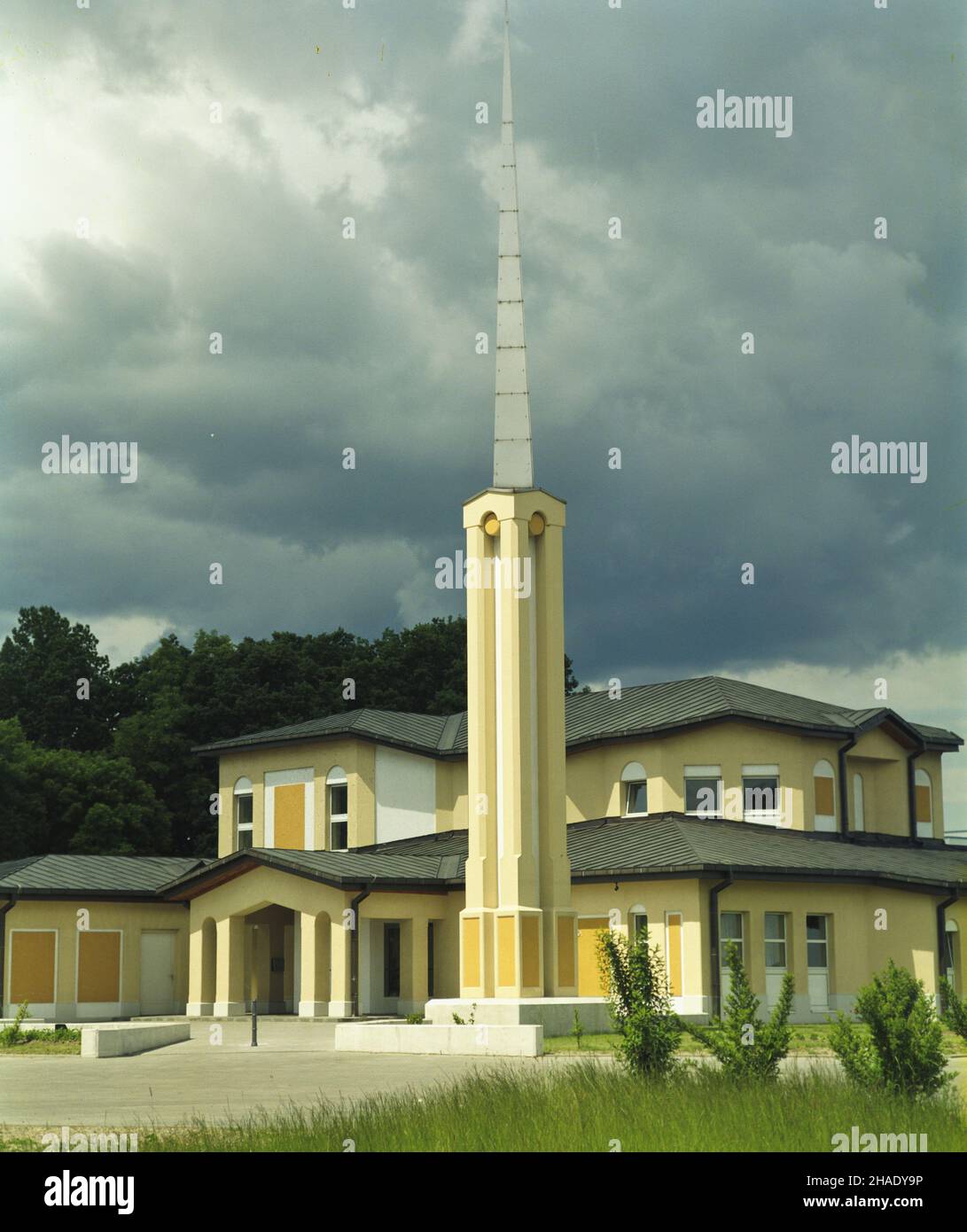 Warszawa 07,1994. Kaplica Koœcio³a Jezusa Chrystusa Œwiêtych w Dniach Ostatnich (koœció³ mormonów) przy ulicy Wolskiej na Woli. wb PAP/Piotr Gêsicki Dok³adny dzieñ wydarzenia nieustalony. Warschau Juli 1994. Jesus Christ's Saints of Last Days (The Mormons Church) at Wolska Street in Wolan District. wb PAP/Piotr Gesicki Termin unbekannt. Stockfoto