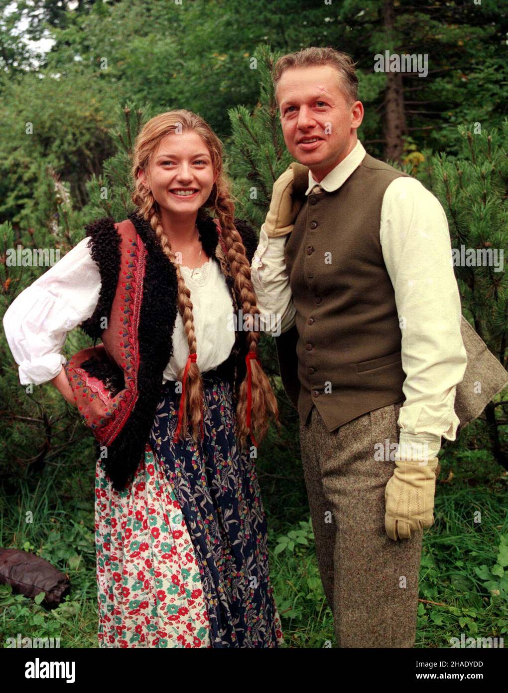 Zakopane, 10,1994. Aktorzy Edyta Olszówka (L) ich bin Linda Bogus³aw planie filmu 'Prowokator'. (mr) PAP/Jacek Bednarczyk ***Dok³adny dzieñ wydarzenia nieustalony*** Zakopane, 10,1994. Die polnischen Schauspieler Edyta Olszowka (L) und Boguslaw Linda (R) am Set des Films „Prowokator“ (lit. Provokateur) in Zakopane. (mr) PAP/Jacek Bednarczyk ***Termin unbekannt*** Stockfoto