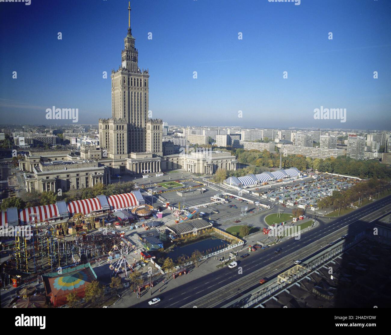 Warszawa 08,1994. Plac Defilad i Pa³ac Kultury i Nauki. Na pierwszym planie ulica Marsza³kowska. Z lewej Weso³e Miasteczko Cricoland. Obok hale targowe Marcpol (L) i Universal (P). wb PAP/Piotr Gêsicki Dok³adny dzieñ wydarzenia nieustalony. Warschau, August 1994. Defilad Platz und der Palast der Kultur und Wissenschaft. Im Vordergrund Marszalkowska Straße. Von links Cricoland. Daneben Marktplätze genannt Marcpol (links) und Universal (rechts). wb PAP/Piotr Gesicki Termin unbekannt. Stockfoto