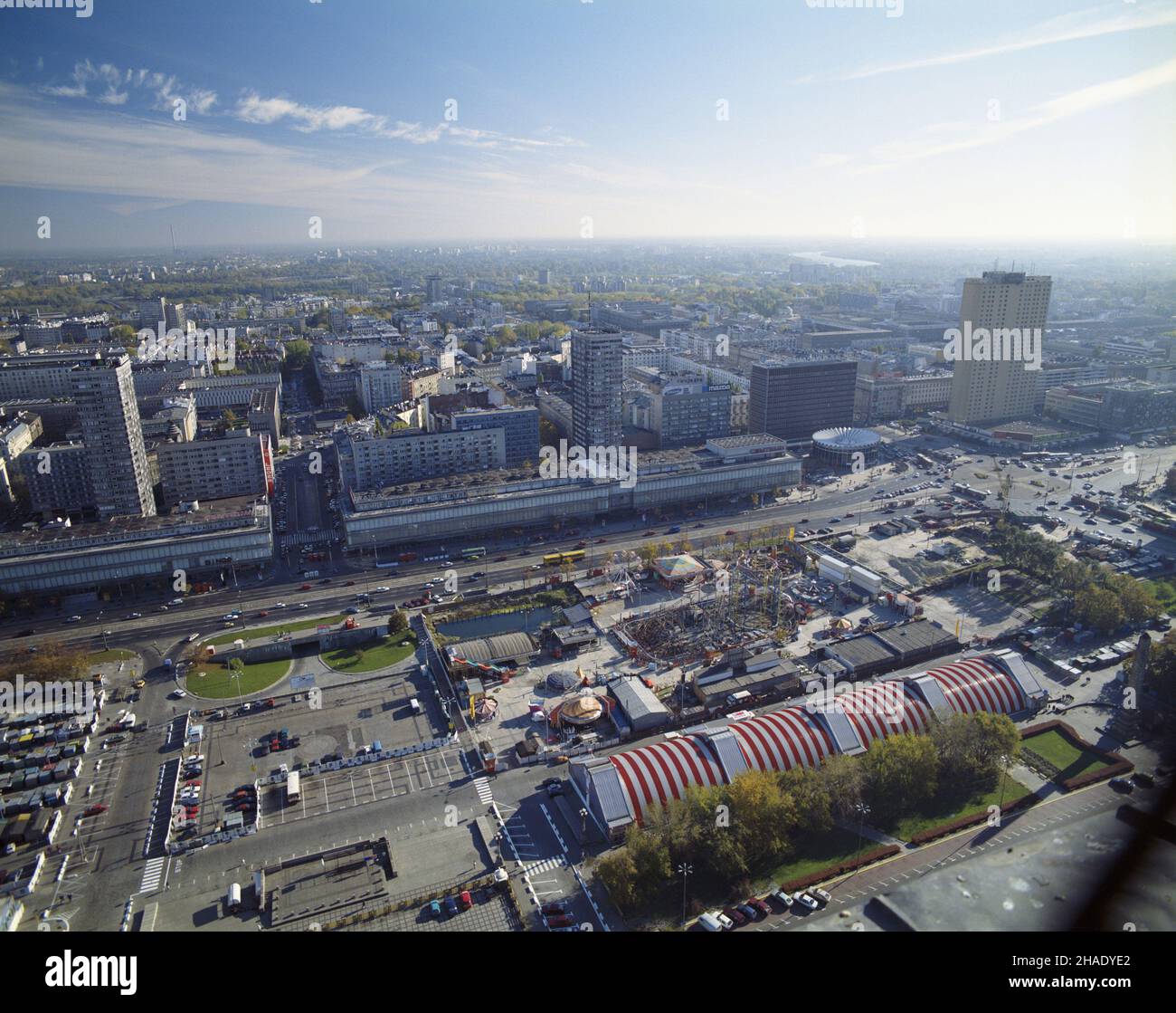 Warszawa 08,1994. Plac Defilad widziany z Pa³acu Kultury i Nauki. Na pierwszym planie hala targowa Marcpolu, Weso³e Miasteczko Cricoland i plac budowy stacji metra Centrum. W g³êbi Domy Towarowe Centrum przy ulicy Marsza³kowskiej: Junior, Wars i Sawa rozdzielone ulic¹ Z³ot¹; Rotunda PKO i Hotel Forum przy rondzie Romana Dmowskiego. wb PAP/Piotr Gêsicki Dok³adny dzieñ wydarzenia nieustalony. Warschau, August 1994. Defilad Square vom Palast der Kultur und Wissenschaft aus gesehen. Im Vordergrund Marcpol Marktplatz, Cricoland Kirmes und U-Bahn Baustelle. Im Hintergrund Centurm Dep Stockfoto