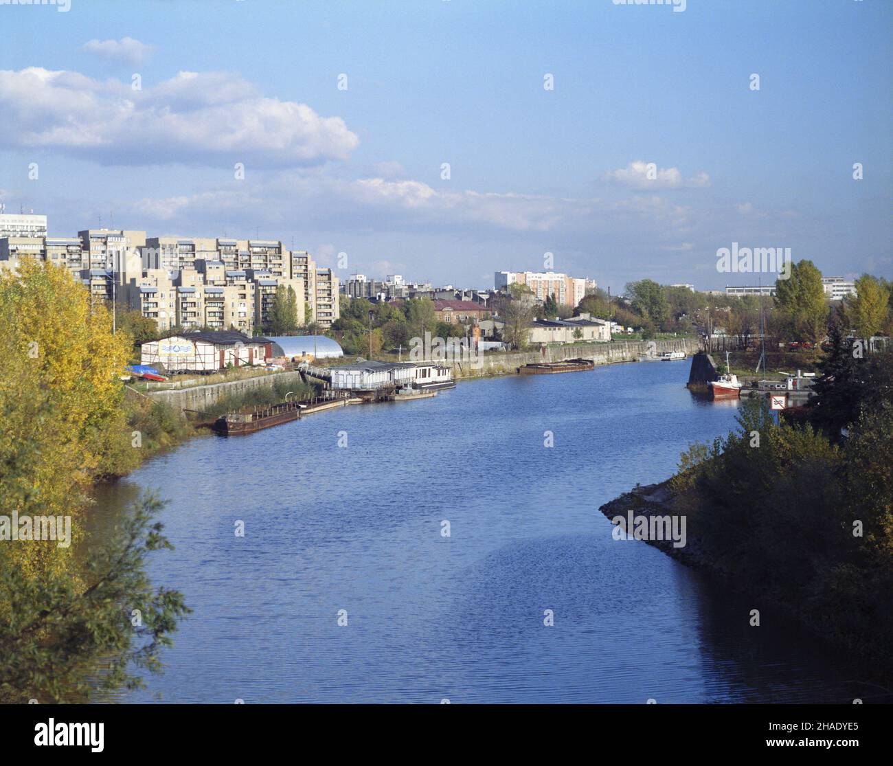 Warszawa 08,1994. Port Praski nad Wis³¹ na Pradze Pó³noc, widok od strony wejœcia do portu. W tle bloki przy ulicy Jana Zamoyskiego i Jagielloñskiej. wb PAP/Piotr Gêsicki Dok³adny dzieñ wydarzenia nieustalony. Warschau, August 1994. Praski Port in Praga Polnoc, von der Hafeneinfahrt aus gesehen. Im Hintergrund Gebäude in Jana Zamoyskiego und Jagiellonska Straßen. wb PAP/Piotr Gesicki Termin unbekannt. Stockfoto