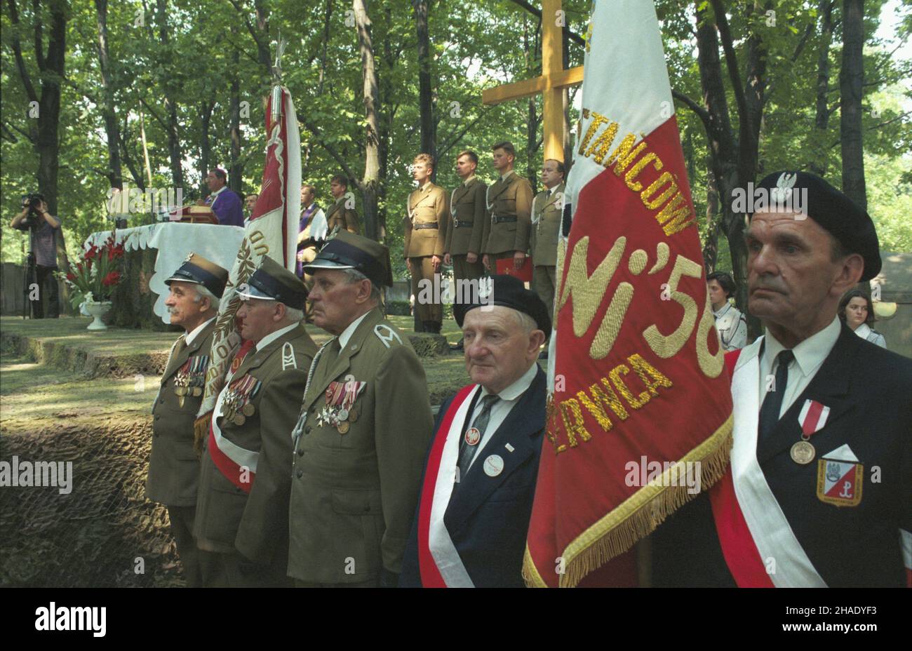 Warszawa 01.08.1994.Obchody 50. Rocznicy wybuchu Powstania Warszawskiego. Msza polowa przy pomniku Polegli Niepokonani na cmentarzu Powstañców Warszawy przy ul. Wolskiej, przewodniczy biskup polowy Wojska Polskiego S³awoj Leszek G³ódŸ. wb PAP/Piotr Gêsicki Warschau 01. August 1994. Feierlichkeiten zum 50th. Jahrestag des Ausbruchs des Warschauer Aufstands. Die Feldmesse am gefallenen unbesiegbaren Denkmal auf dem Warschauer Aufstandsfriedhof in der Wolska-Straße, die vom polnischen Feldbischof Slawoj Leszek Glodz. wb PAP/Piotr Gesicki angeboten wurde Stockfoto