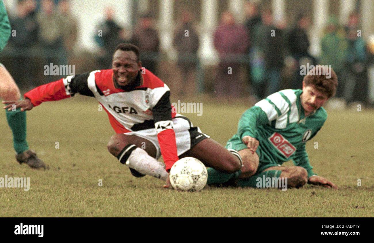 Warszawa, 26.02.1995. Zawodnik Legii Warszawa Grzegorz Lewandowski (P) w starciu przy pi³ce z Annorem Azizem (L) z Polonii Warszawa podczas towarzyskiego meczu. (herr) PAP/Piotr Teodor Walczak Warschau, 26.02.1995. Legia Warszawa (Legia Warsaw) Spieler Grzegorz Lewandowski (R) und Annor Aziz (L) aus Polonia Warszawa (Polonia Warsaw) während eines Freundschaftsspiels in Warschau. (herr) PAP/Piotr Teodor Walczak Stockfoto