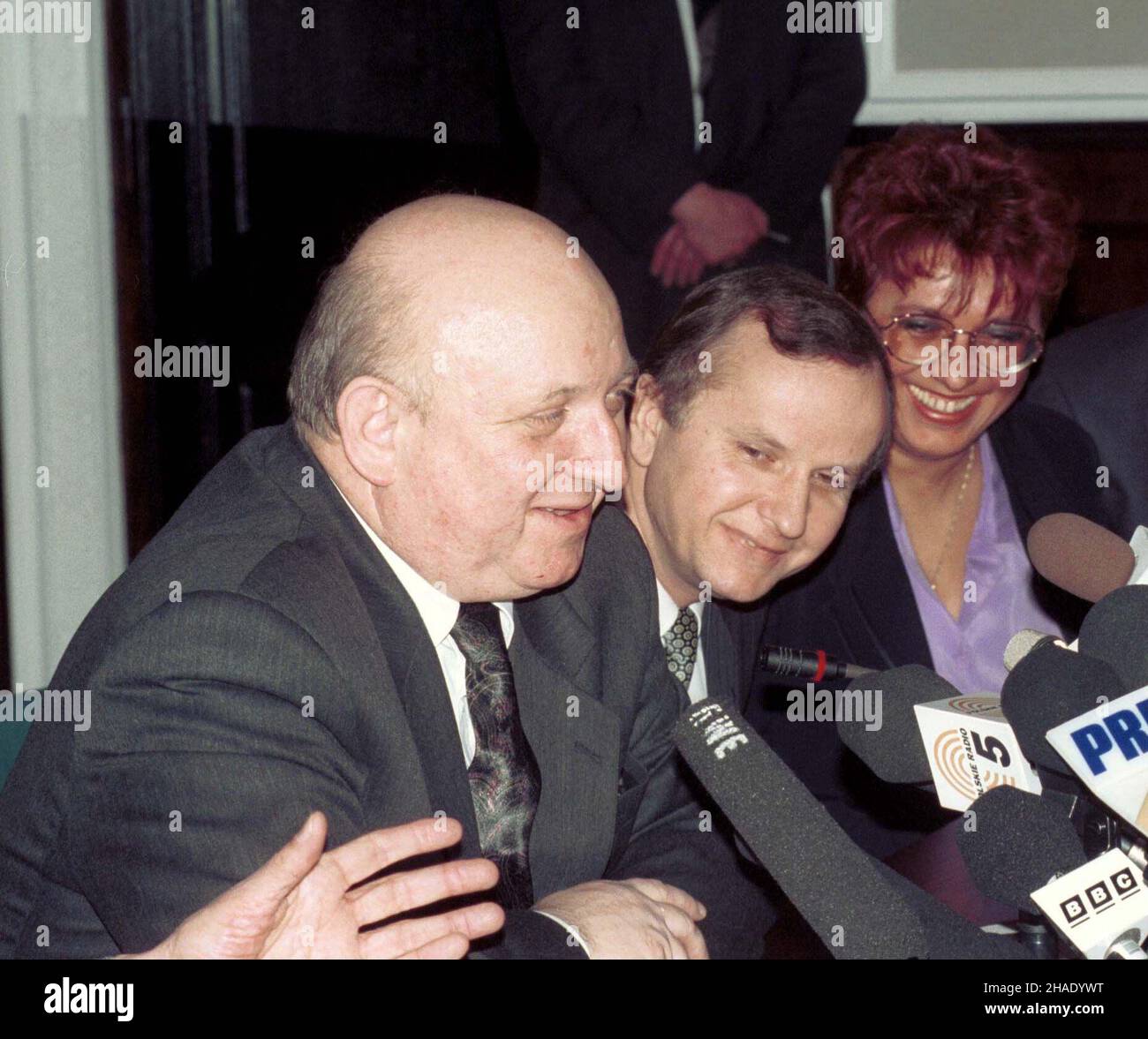 Warszawa, 13.03.1995. Spotkanie premiera Józefa Oleksego z dyplomatami akredytowanymi w Polsce. N/z: Premier Józef Oleksy (L), Minister finansów Grzegorz Ko³odko (C) i rzecznik rz¹du Aleksandra Jakubowska (P). (herr) PAP/Piotr Teodor Walczak Warschau, 13.03.1995. PM Jozef Oleksy Treffen mit ausländischen Botschaftern in Polen. Im Bild: Der polnische Premierminister Jozef Oleksy (L), der Finanzminister Grzegorz Kolodko (C) und die Sprecherin der Regierung Aleksandra Jakubowska (R). (herr) PAP/Piotr Teodor Walczak Stockfoto