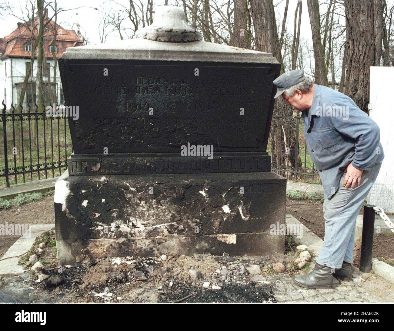 Kujawy, 20.03.1995. Nieznani sprawcy podpalili pomnik poœwiêcony miejscowym miszkañcom - ¿o³nierzom Wehrmachtu, poleg³ym w czasie I i II wojny œwiatowej. (herr) PAP/Krzysztof Œwiderski Kujawy, 20.03.1995. Verbranntes Denkmal den Wehrmachtssoldaten gewidmet. (herr) PAP/Krzysztof Swiderski Stockfoto