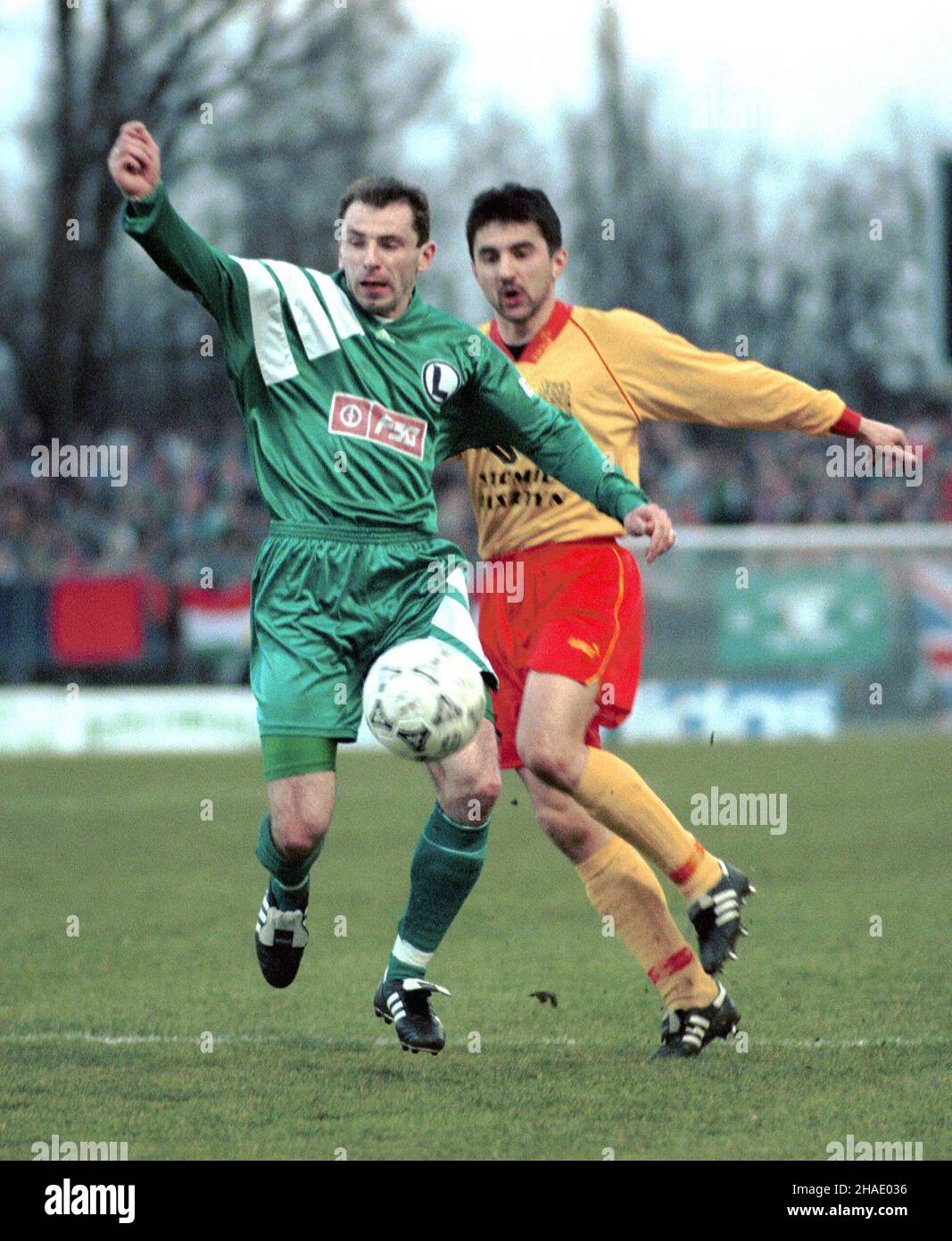 Warszawa, 19.03.1995. Zawodnik Legii Warszawa Jerzy Podbro¿ny (L) podczas meczu pierwszej ligi pi³karskiej ze Stomilem Olsztyn. (herr) PAP/Piotr Teodor Walczak Warschau, 19.03.1995. Spieler von Legia Warszawa (Legia Warschau) Jerzy Pobrozny (L) während eines Spiels gegen Stomil Olsztyn. (herr) PAP/Piotr Teodor Walczak Stockfoto