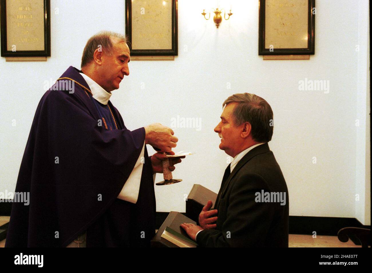 Warszawa, 24.03.1995. KS. pra³at Franciszek Cybula (L) udziela komunii œwiêtej prezydentowi Lechowi Wa³êsie (P). (kruu) PAP/Maciej B. Brzozowski Warschau, 24.03.1995. Polens Präsident Lech Walesa (R) in der Präsidentenkapelle während einer Heiligen Messe, die von Präsidentenpfarrer Franciszek Cybula (L) gefeiert wurde. (kruu) PAP/Maciej B. Brzozowski Stockfoto