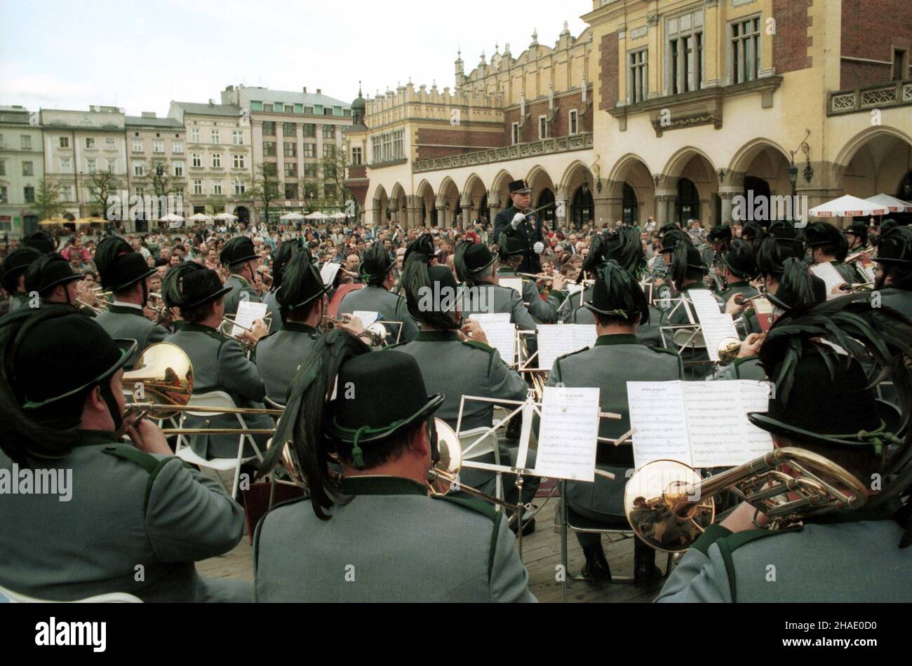 Kraków, 13.05.1995. Koncert austriackiej orkiestry dêtej Tiroler Kaiserjagermusik na krakowskim Rynku G³ównym. (herr) PAP/Jacek Bednarczyk Krakau, 13.05.1995. Die österreichische Blaskapelle Tiroler Kaiserjagermusik tritt auf dem Hauptplatz in Krakau auf. (herr) PAP/Jacek Bednarczyk Stockfoto