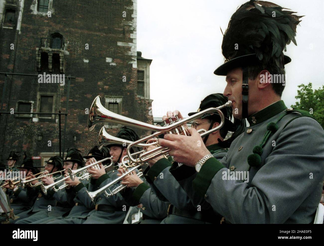 Kraków, 13.05.1995. Koncert austriackiej orkiestry dêtej Tiroler Kaiserjagermusik na krakowskim Rynku G³ównym. (herr) PAP/Jacek Bednarczyk Krakau, 13.05.1995. Die österreichische Blaskapelle Tiroler Kaiserjagermusik tritt auf dem Hauptplatz in Krakau auf. (herr) PAP/Jacek Bednarczyk Stockfoto