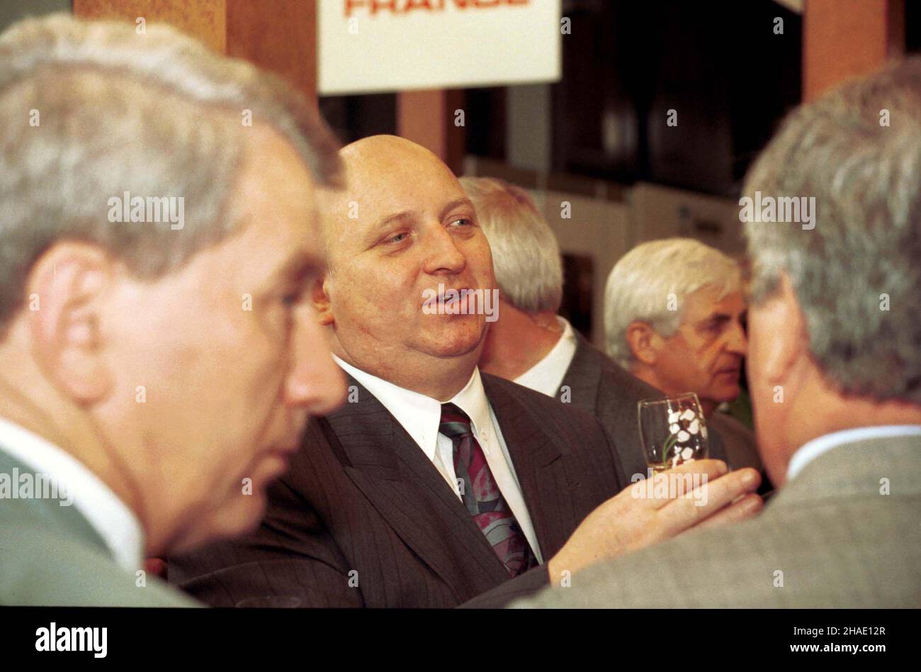 Poznañ, 18.06.1995. Miêdzynarodowe Targi Poznañskie - Premier Józef Oleksy (C). (herr) PAP/Remigiusz Sikora Posen, 18.06.1995. Poznan International Fair - Polnischer Premierminister Jozef Oleksy. (herr) PAP/Remigiusz Sikora Stockfoto