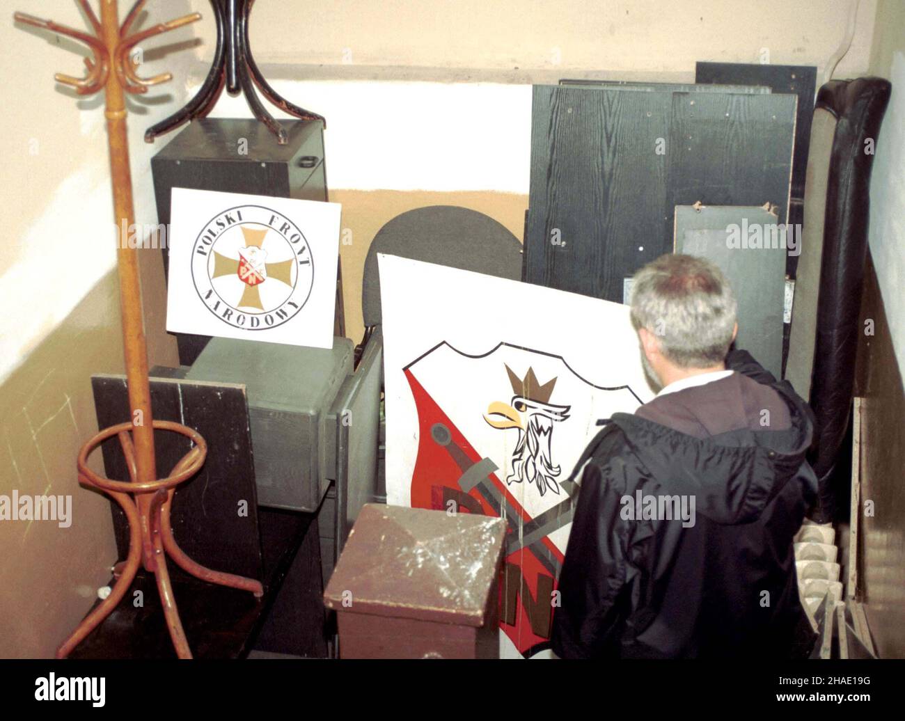 Warszawa, 23.06.1995. Polski Front Narodowy uleg³ politycznej i finansowej samolikwidacji. N/z: meble wyniesione z pomieszczeñ partii. (kruu) PAP/Adam Urbanek Warschau, 23.06.1995. Nationalistische politische Partei die "Polnische Nationale Front" hat die Aktivität beendet. Im Bild: Party Habseligkeiten. (kruu) PAP/Adam Urbanek Stockfoto