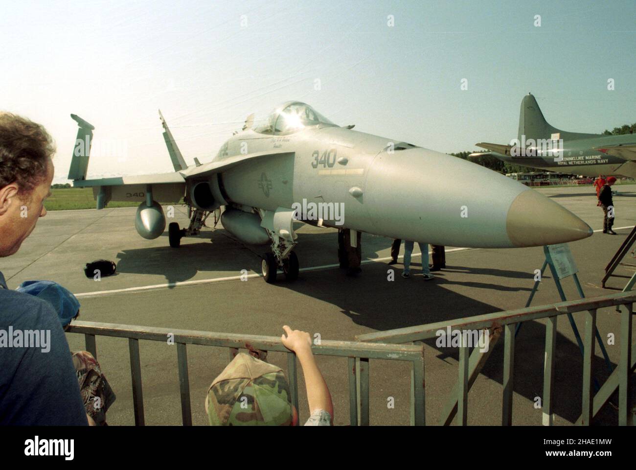 Gdynia, 02.07.1995. Amerykañski F-18 Hornet, podczas pokazów lotniczych Air Show'95 w Gdyni - Babich Do³ach. (herr) PAP/Stefan Kraszewski Gdynia, 02.07.1995. American Fighters F-18 Hornet, während der Air Show'95 in Gdynia - Babie Doly. (herr) PAP/Stefan Kraszewski Stockfoto