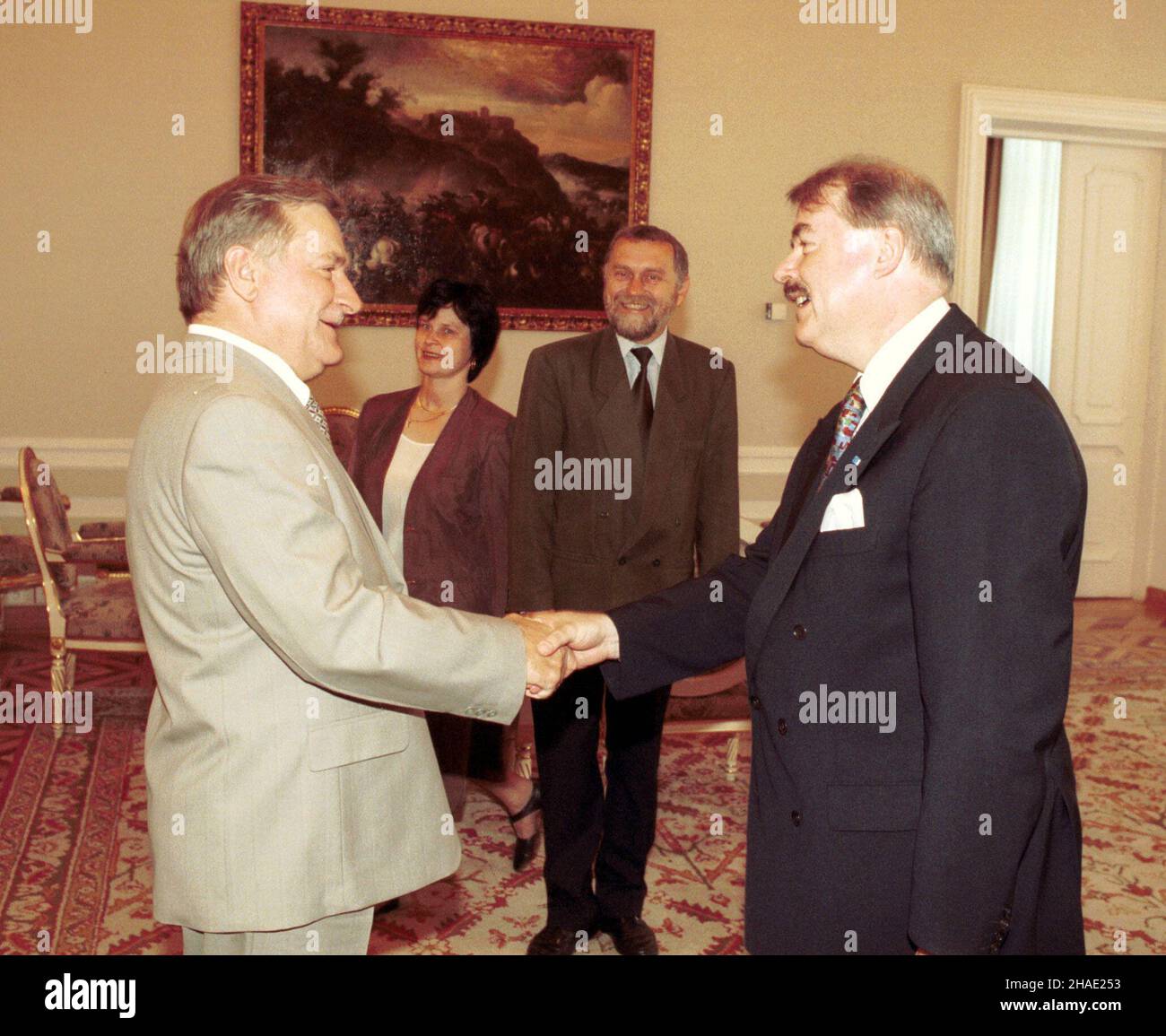 Warszawa, 13.07.1995. Prezydent Lech Wa³êsa (L) podczas spotkania z ambasadorem (P) Irlandii. (kruu) PAP/Maciej B. Brzozowski Warschau, 13.07.1995. Der polnische Präsident Lech Walesa (L) bei einem Treffen mit dem Botschafter (R) von Irland. (kruu) PAP/Maciej B. Brzozowski Stockfoto