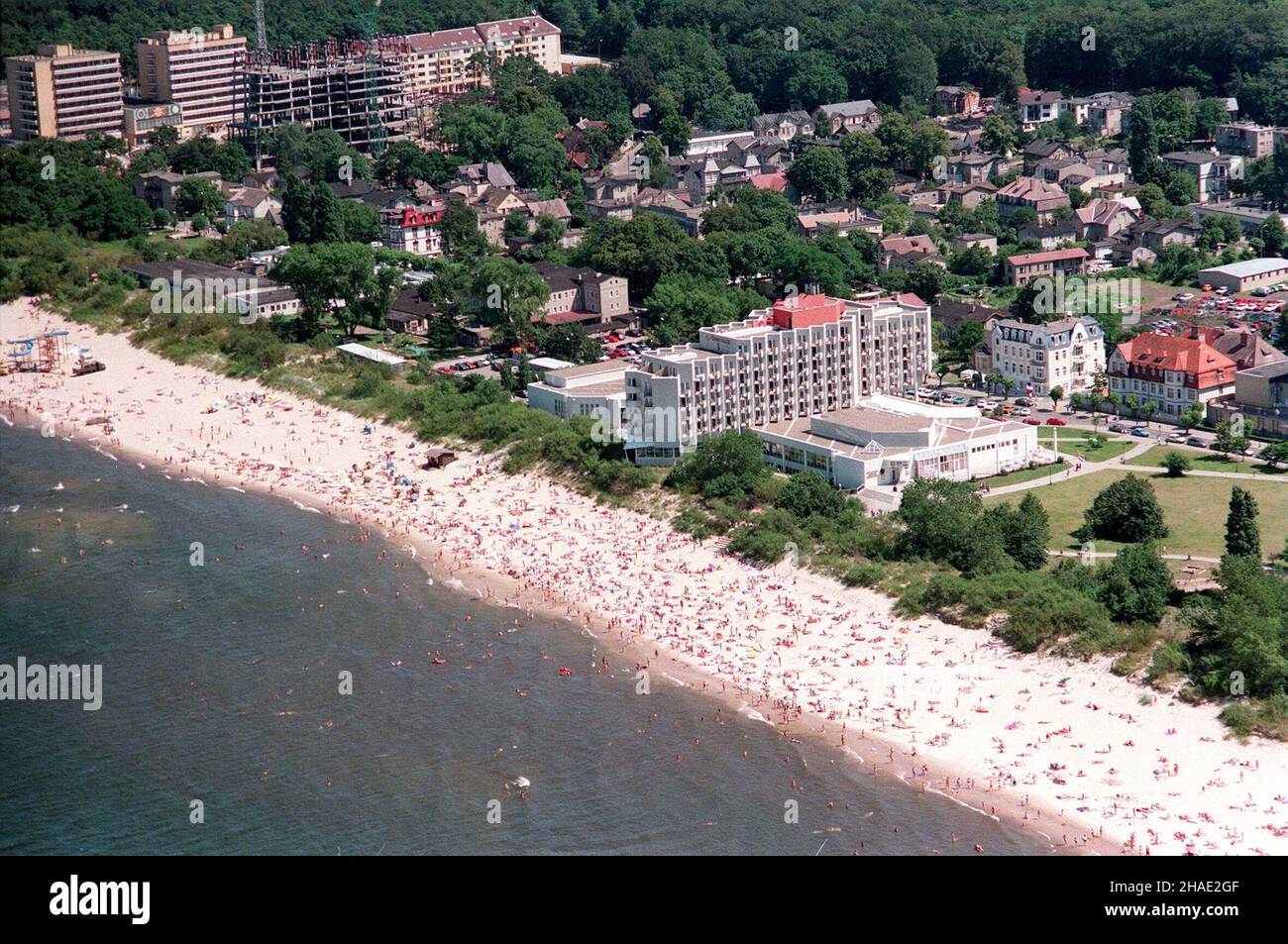 Miêdzyzdroje, 14.08.1995. Wybrze¿e szczeciñskie z lotu ptaka - Hotel Amber Baltic w Miêdzyzdrojach. (herr) PAP/Jerzy Undro Stockfoto