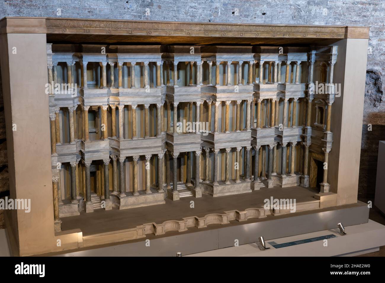 Rom, Italien, Museum der Kaiserlichen Foren (Museo dei Fori Imperiali), Szene des Theaters von Sabratha (Libyen) 2nd-3rd Jahrhundert A.D. 1:20 skalierte Reconst Stockfoto