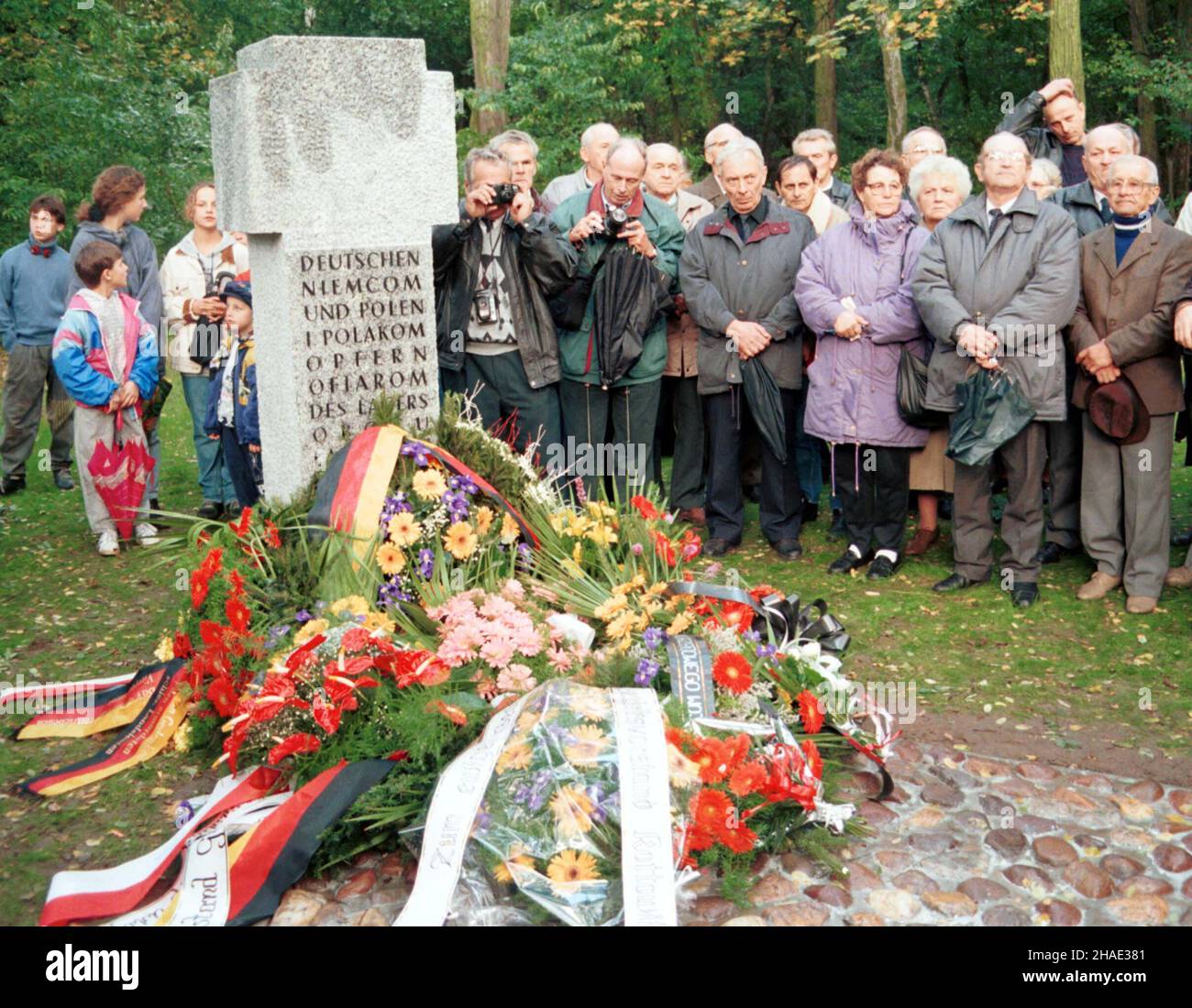 £ambinowice, 30.09.1995. W £ambinowicach ods³oniêto Pomnik Ofiar Obozu Przesiedleñczego. Podczas uroczystoœci konsul generalny Niemiec we Wroc³awiu Bruno Weber odczyta³ pos³anie prezydenta Romana Herzoga. (herr) PAP/Krzysztof Œwiderski Lambinowice, 30.09.1995. In Lambinowice wurde das Denkmal für die Opfer des Verlagerungslagers enthüllt. Während der Zeremonie verlesene der deutsche Generalkonsul in Polen, Bruno Weber, einen Brief von Präsident Roman Herzog. (herr) PAP/Krzysztof Swiderski Stockfoto