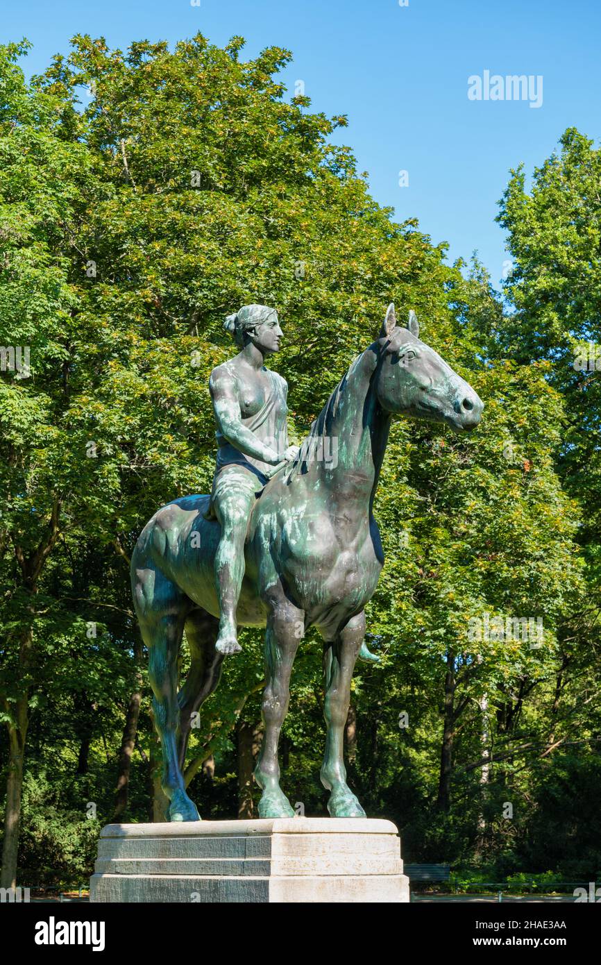 Amazonas zu Pferd (Amazone zu Pferde) bronzene Reiterstatue aus dem Jahr 1895 des preußischen Bildhauers Louis Tuaillon im Tiergarten in Berlin, Deutschland. Stockfoto