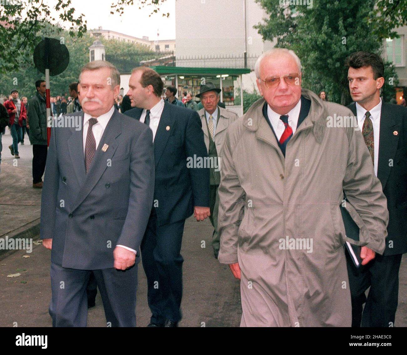 Warszawa, 02.10.1995. Inauguracja roku akademickiego na Uniwersytecie Warszawskim. N/z: Prezydent Lech Wa³êsa (L) i prezydencki Minister, prof. Andrzej Zakrzewski (P) w drodze na uroczystoœci. (kruu) PAP/Maciej B. Brzozowski Warschau, 02.10.1995. Eröffnung des akademischen Jahres an der Universität Warschau. Im Bild: präsident Lech Walesa (L) und Andrzej Zakrzewski, Minister aus dem Amt des Präsidenten der RP, auf dem Weg zu einer Zeremonie. (kruu) PAP/Maciej B. Brzozowski Stockfoto