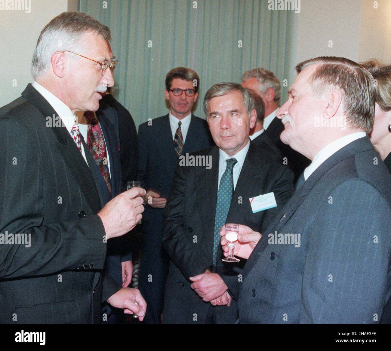 Warszawa, 06.10.1995. Spotkanie szefów pañstw Inicjatywy Œrodkowoeuropejskiej ISE. N/z: Prezydent Polski Lech Wa³êsa (P), Premier Czech Vaclavem Klausem (L) i Premier Wêgier Gyula Horn (C). (kruu) PAP/Maciej B. Brzozowski Warschau, 06.10.1995. Treffen der Regierungschefs (CEI-Gipfel) in Warschau. Im Bild: der polnische präsident Lech Walesa (R), der ungarische Premierminister Gyula Horn (C) und der tschechische Premierminister Vaclav Klaus (L). (kruu) PAP/Maciej B. Brzozowski Stockfoto