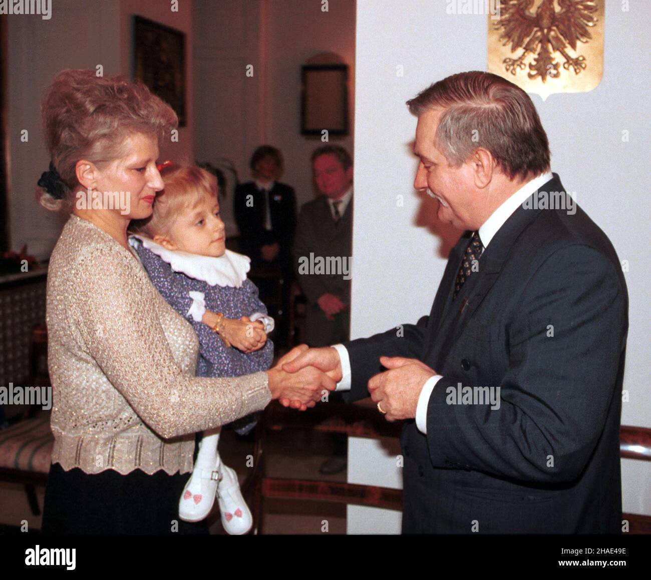 Warszawa, 03.11.1995. Prezydent Lech Wa³êsa (P) wita siê z chor¹ na wrodzon¹ ³amliwoœæ koœci Magd¹ Buczek (C) i jej mam¹ (L) w Pa³acu Prezydenckim w Warszawie. (kruu) PAP/Maciej B. Brzozowski Warschau, 03.11.1995. Der polnische Präsident Lech Walesa (R) traf sich im Präsidentenpalast in Warschau mit Magda Buczek (C), einem Mädchen, das an einer brüchigen Knochenerkrankung leidet, und ihrer Mutter (L). (kruu) PAP/Maciej B. Brzozowski Stockfoto