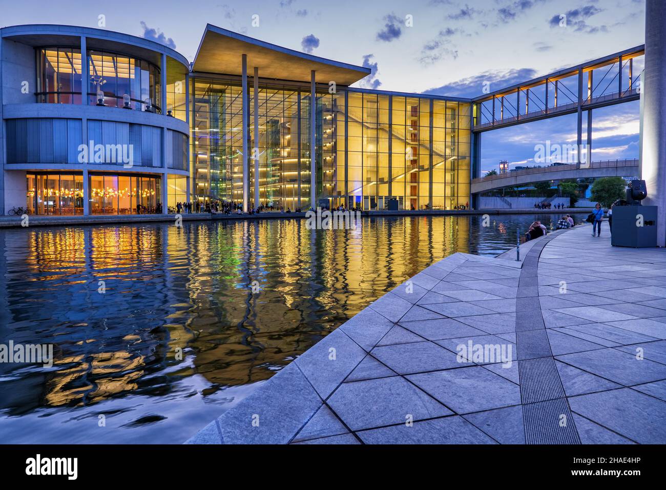 Deutschland, Berlin, Paul-Lobe-Haus und abendliche Promenade an der Spree, moderne, zeitgenössische Architektur im Stadtzentrum Stockfoto