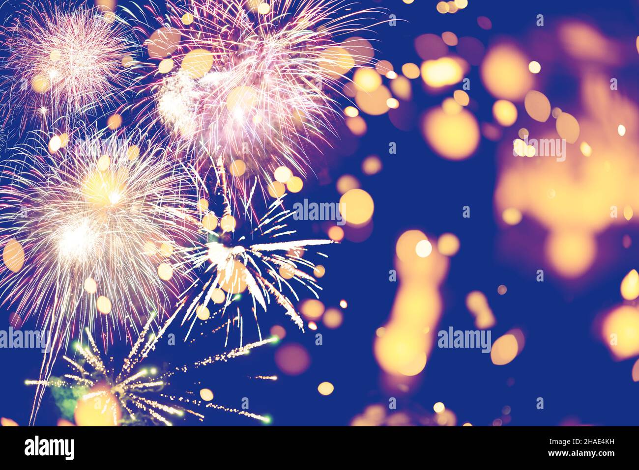 Feuerwerk zu Neujahr und Copy Space abstrakten Urlaub Hintergrund. Farbenfrohe Feuerwerke auf Dämmerungshintergrund mit freiem Platz für Text. Neu Ja Stockfoto
