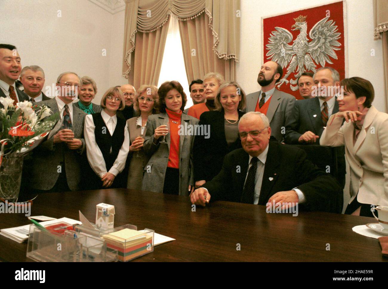 Warszawa 30.11.1995. Spotkanie prezydenta Lecha Wa³êsy z liderami partii Chrzeœcijañskich Demokratów. N/z: Delegaci na zdjêciu grupowym. (kruu) PAP/Maciej B. Brzozowski Warschau, 30.11.1995. Treffen von Präsident Lech Walesa mit Mitgliedern der Christdemokratischen Partei. Abgebildet: Familienfoto. (kruu) PAP/Maciej B. Brzozowski Stockfoto