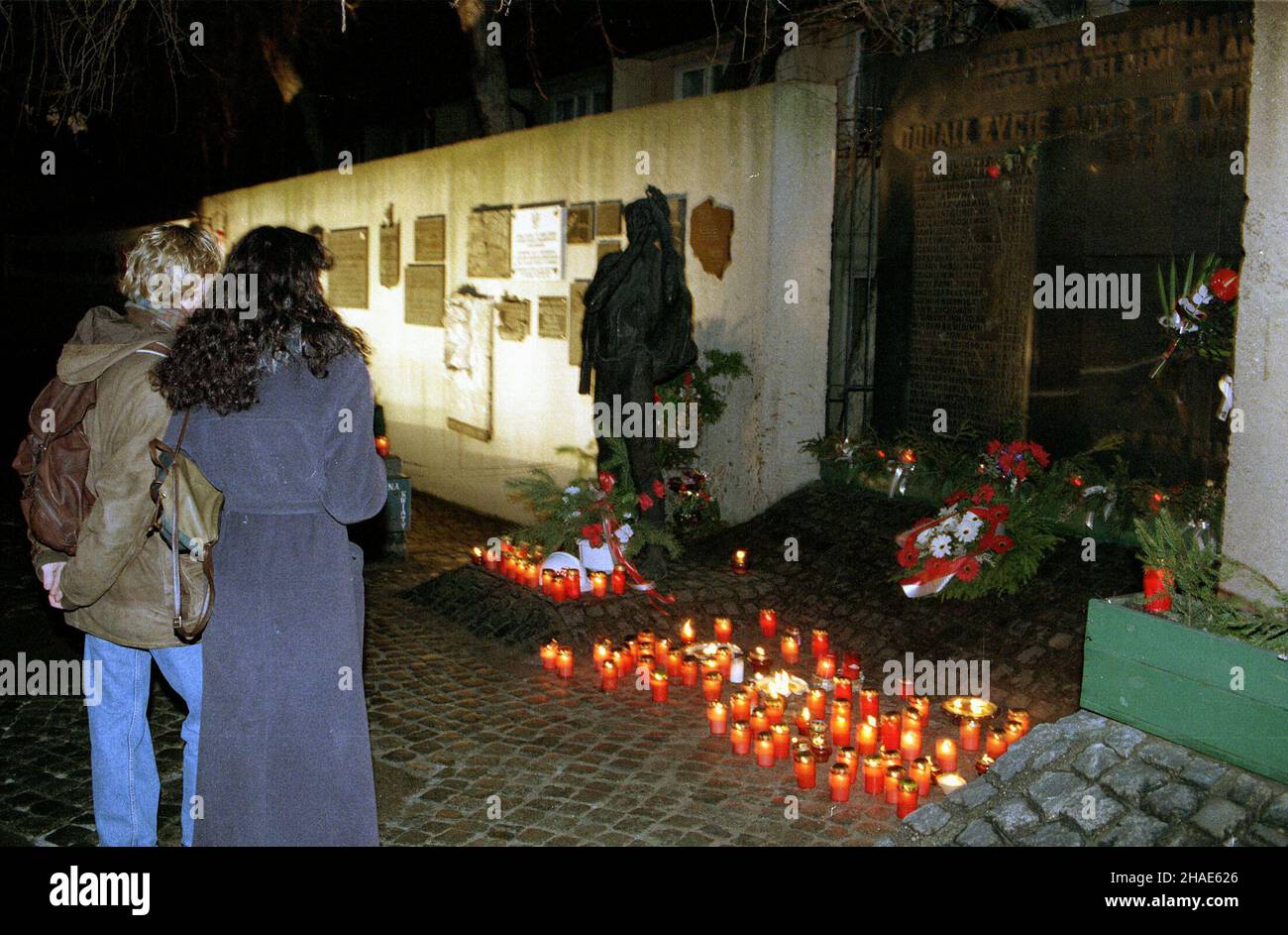 Gdañsk, 16.12.1995. Obchody 25. Rocznicy tragicznych wydarzeñ Grudnia 1970 roku, pod bram¹ stoczni w Gdañsku. (herr) PAP/Stefan Kraszewski Danzig, 16.12.1995. Zeremonien zum 25th. Jahrestag der Proteste vom 1970. Dezember vor dem Tor zur Werft in Danzig. (herr) PAP/Stefan Kraszewski Stockfoto