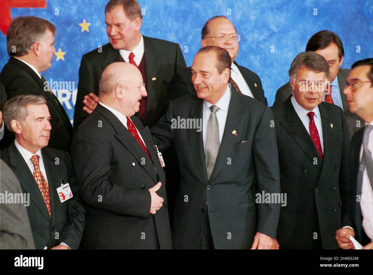 Madryt, Hiszpania, 17.12.1995. Premier Józef Oleksy (Centrum-L) i prezydent Francji Jacques Chirac (Centrum-P) na spotkaniu przywódców pañstw Unii Europejskiej w Madrycie. (herr) PAP/Piotr Teodor Walczak Madrid, Spanien, 17.12.1995. Der polnische Premierminister Jozef Oleksy (C-L) und der französische Präsident Jacques Chirac (C-R) während des Treffens der EU-Staats- und Regierungschefs in Madrid, Spanien. (herr) PAP/Piotr Teodor Walczak Stockfoto