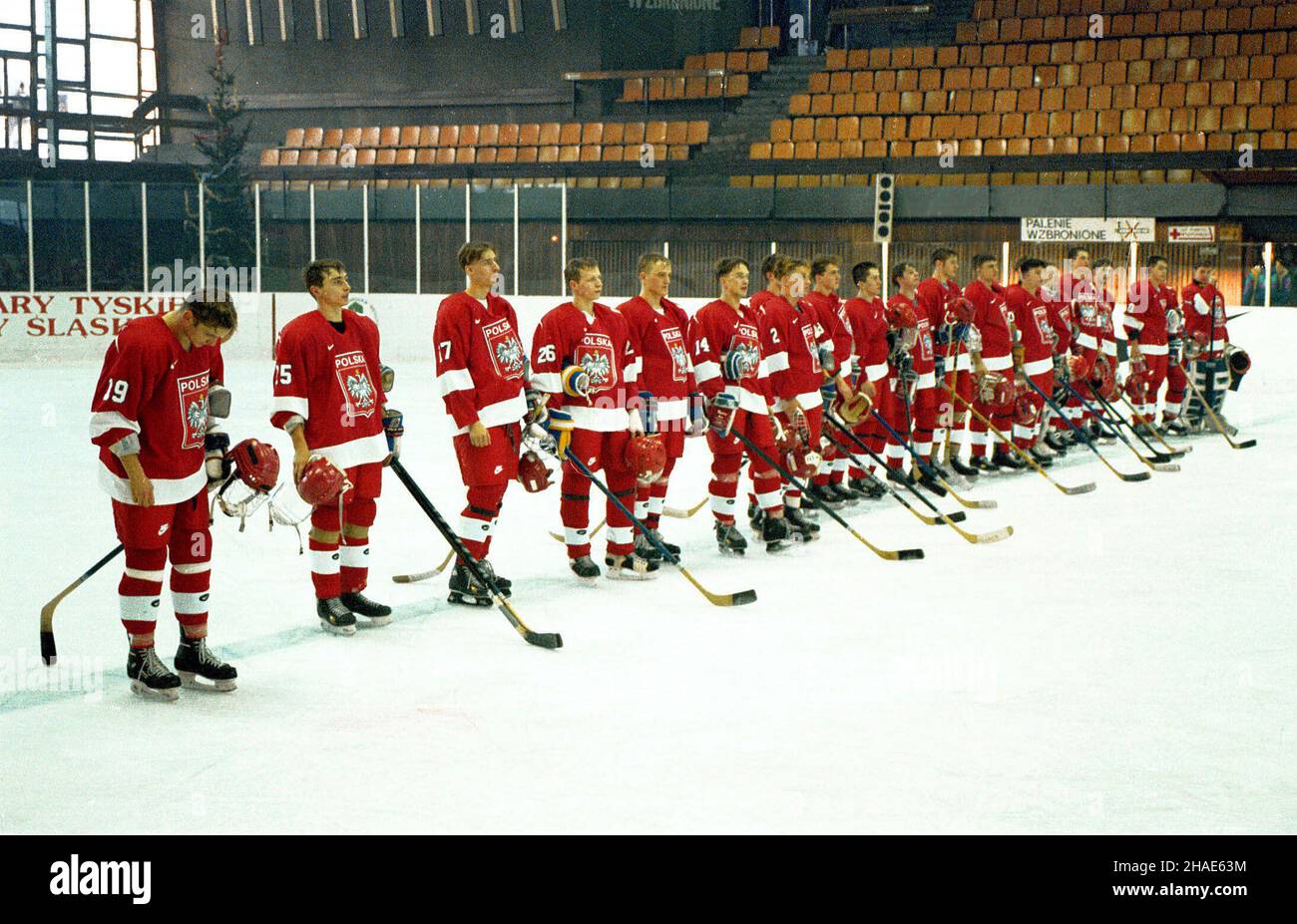 Tychy, 18.12.1995. Hokejowe Mistrzostwa Œwiata Juniorów. (herr) PAP/Roman Koszowski Tychy, 18.12.1995. Juniorliga-Hokey-Meisterschaften. (herr) PAP/Roman Koszowski Stockfoto