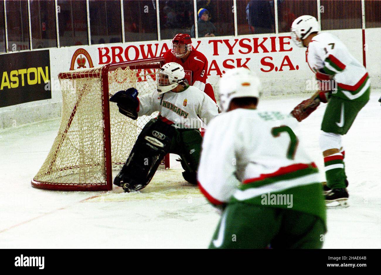 Tychy, 18.12.1995. Hokejowe Mistrzostwa Œwiata Juniorów. (herr) PAP/Roman Koszowski Tychy, 18.12.1995. Juniorliga-Hokey-Meisterschaften. (herr) PAP/Roman Koszowski Stockfoto