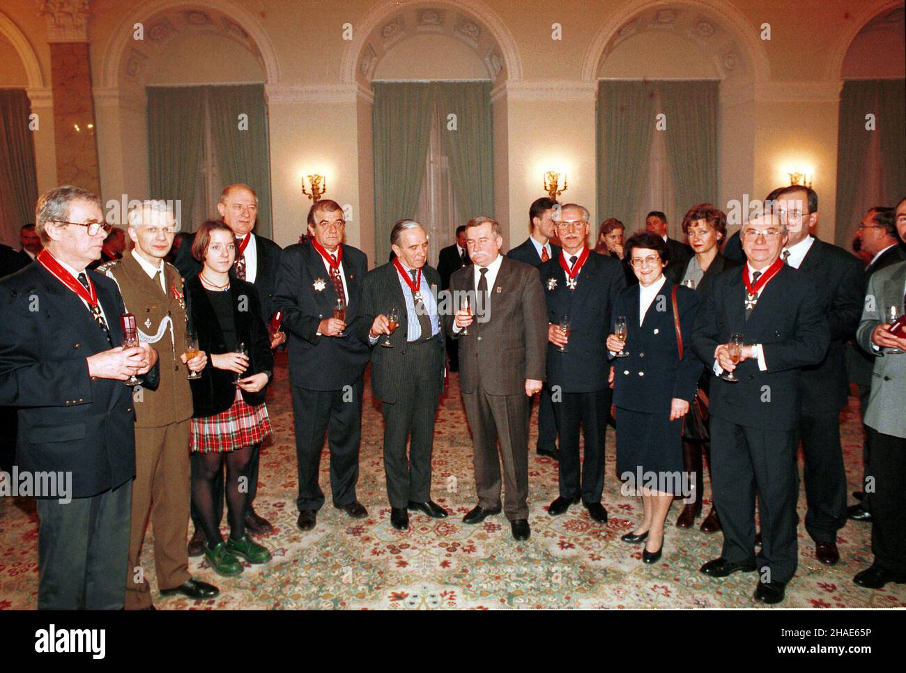 Warszawa, 21.12.1995. Prezydent Lech Wa³êsa odznaczy³ 17 osób Orderem Odrodzenia Polski. N/z prezydent w otoczeniu nagrodzonych. (kruu) PAP/Maciej B. Brzozowski Warschau, 21.12.1995. 17 Personen wurden vom Präsidenten Lech Walesa (C) mit dem Orden der Polonia Restituta ausgezeichnet. (kruu) PAP/Maciej B. Brzozowski Stockfoto