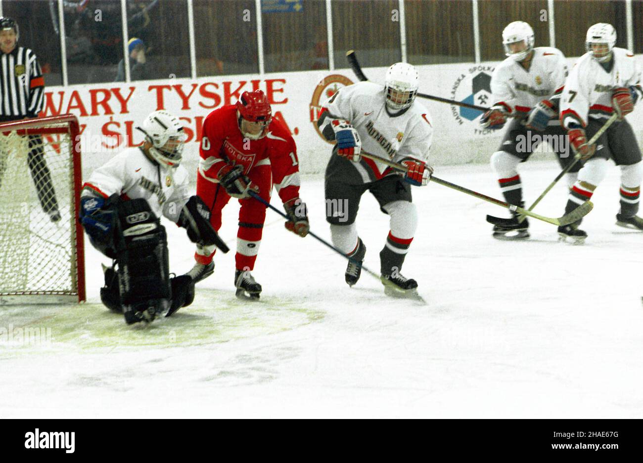 Tychy, 18.12.1995. Hokejowe Mistrzostwa Œwiata Juniorów. (herr) PAP/Roman Koszowski Tychy, 18.12.1995. Juniorliga-Hokey-Meisterschaften. (herr) PAP/Roman Koszowski Stockfoto