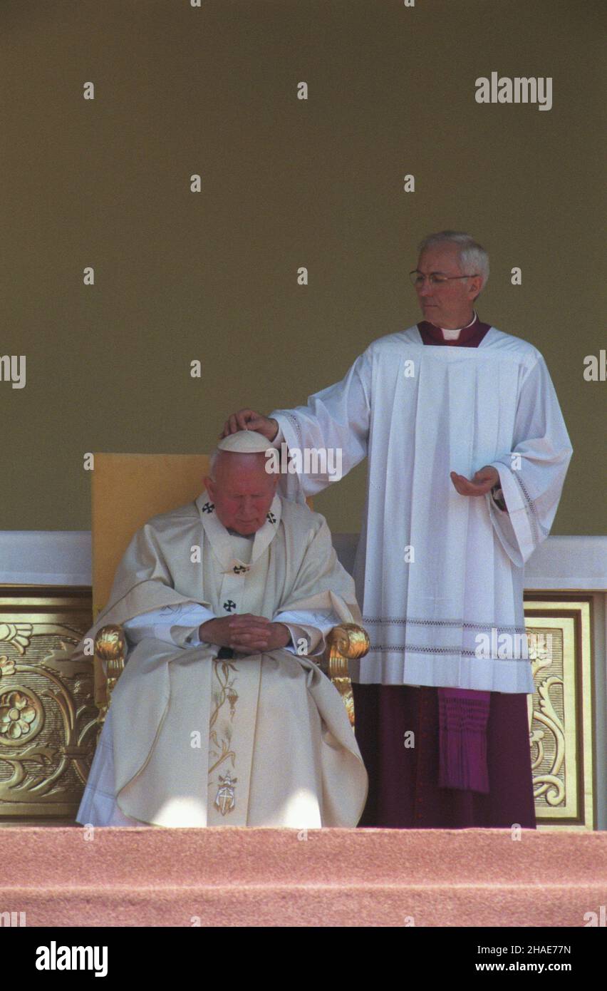 Legnica 02.06.1997. VI pielgrzymka Papie¿a Jana Paw³a II do Polski. Nz. Ojciec Œwiêty odprawi³ mszê œwiêt¹ i koronowa³ obraz Matki Bo¿ej £askawej z Krzeszowa. Z prawej Mistrz Papieskich Ceremonii Liturgicznych pra³at Piero Marini. js PAP/Grzegorz Rogiñski Legnica 02. Juni 1997. Die Pilgerfahrt von Papst Johannes Paul II. Nach Polen im Jahr 6th. Im Bild: Der Heilige Vater hat die heilige Messe gesprochen und die Ikone der Gottesmutter von Gnade im Krzeszower Schrein gekrönt. Von rechts Meister der Päpstlichen liturgischen Zeremonien Prälat Piero Marini. js PAP/Grzegorz Roginski Stockfoto
