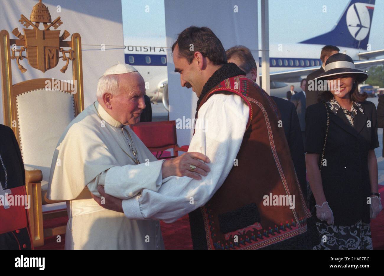 Kraków 10.06.1997. Szósta pielgrzymka Ojca Œwiêtego Jana Paw³a II do Polski. Zakoñczenie wizyty, po¿egnanie Papie¿a na lotnisku w Balicach. NZ. od lewej: Ojciec Œwiêty, burmistrz Zakopanego Adam Bachleda-Curuœ, ¿ona prezydenta Jolanta Kwaœniewska. mw PAP/Grzegorz Rogiñski Krakau, Den 10. Juni 1997. Die sechste Pilgerreise von Papst Johannes Paul II. Nach Polen. Das Ende des Besuchs, eine Abschiedszeremonie für den Papst auf dem Flughafen Balice. Von links: Der Papst, Zakopane Bürgermeister Adam Bachleda-Curus, Polens erste Frau Jolanta Kwasniewska. mw PAP/Grzegorz Roginski Stockfoto