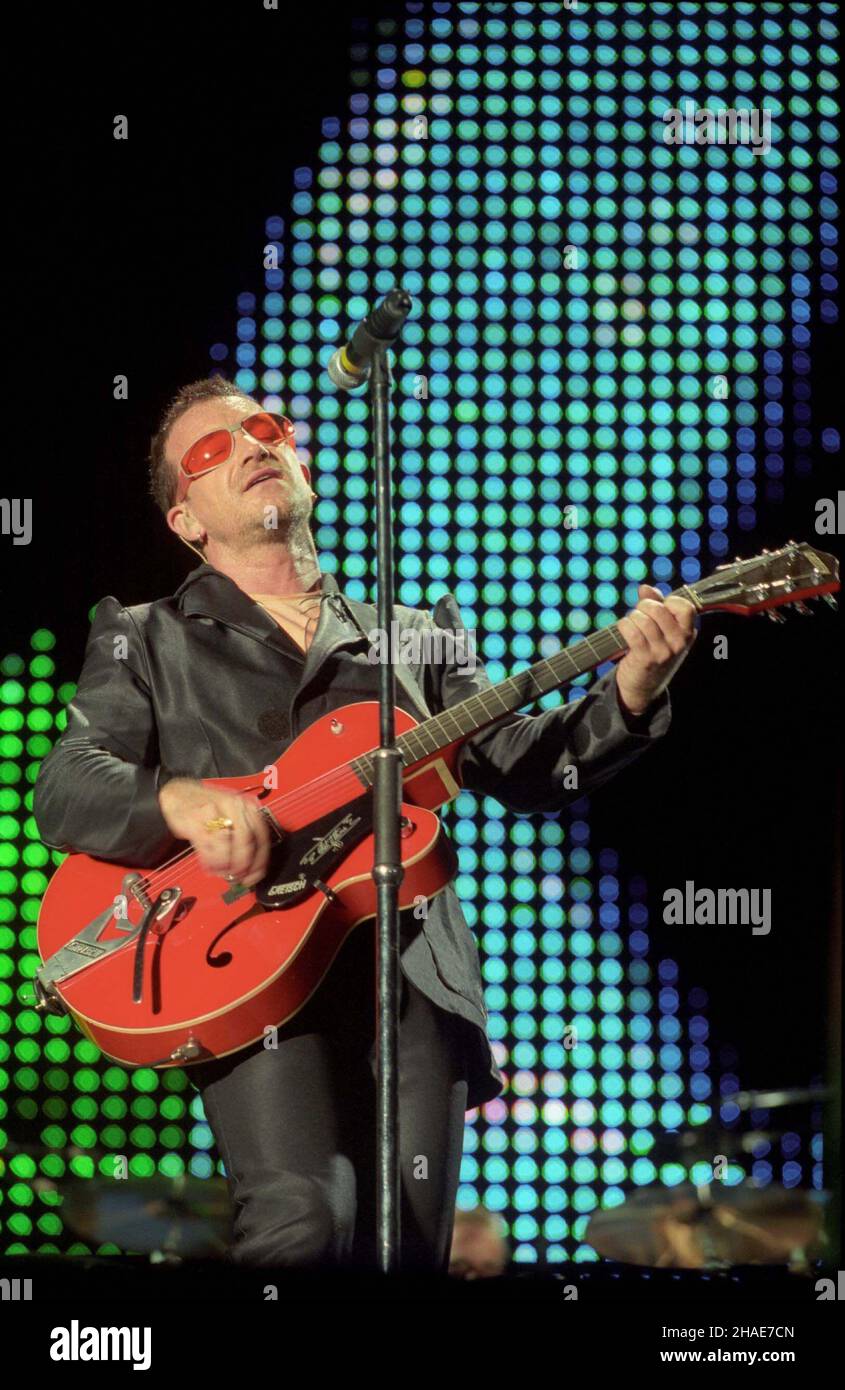 Warszawa 1997-08-12. Jedyny koncert w Polsce zespo³u U2. NZ: Wokalista zespo³u - Bono podczas wystêpu. soa PAP/CAF/Radek Pietruszka Stockfoto