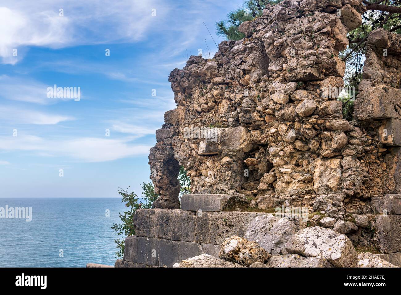 Mediterrane Landschaft mit ruinierten antiken Steingebäude an der Küste Stockfoto